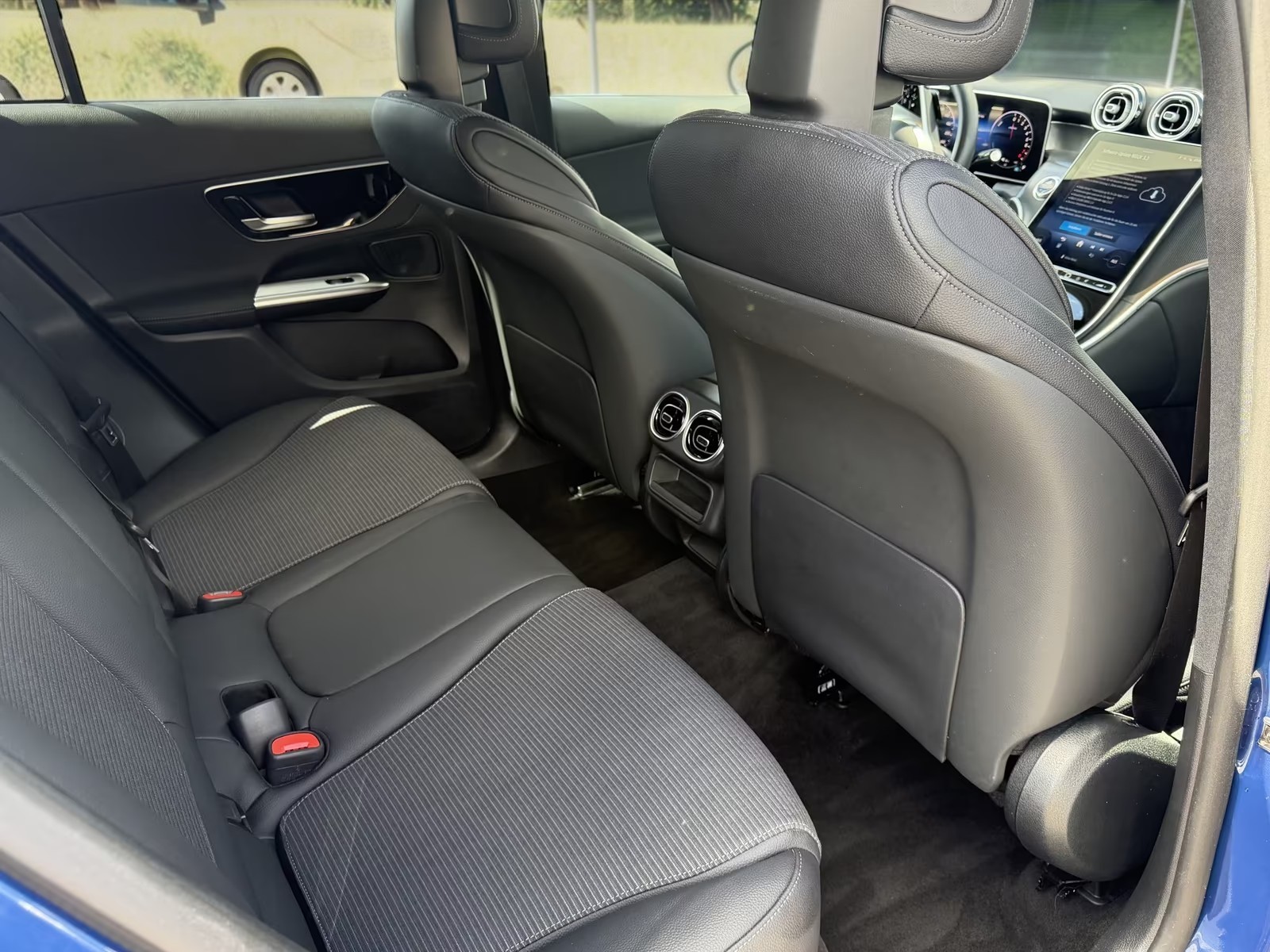 2025 Mercedes-Benz GLC 300e 4Matic - Image 11