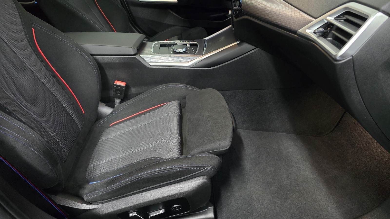 2025 BMW 340i xDrive M Sport - Image 12