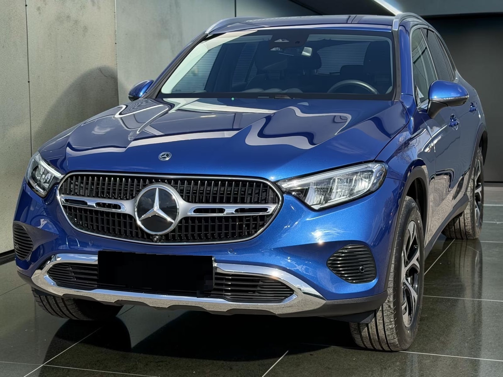 2025 Mercedes-Benz GLC 300e 4Matic - Image 2