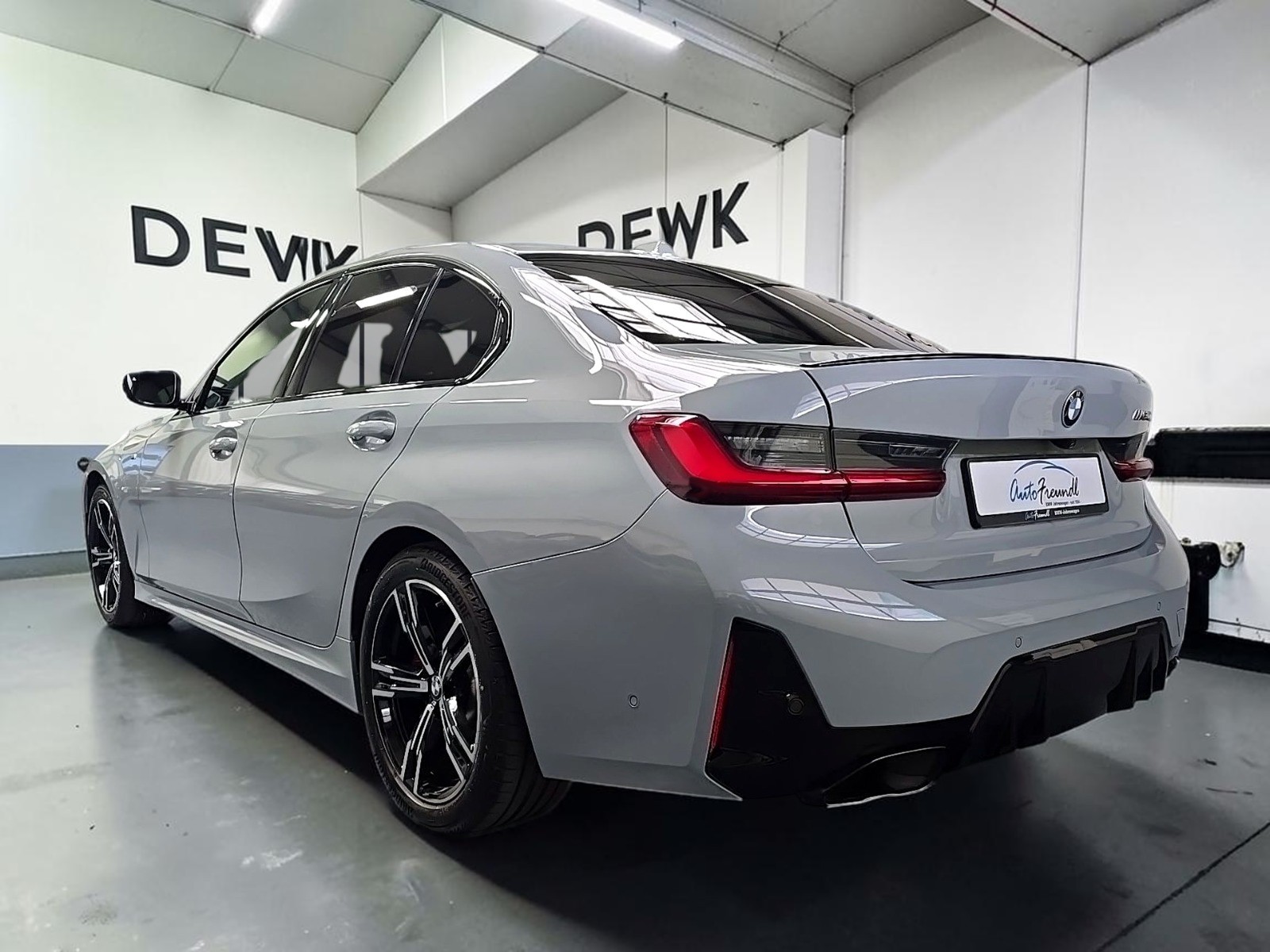 2025 BMW 340i xDrive M Sport - Image 4