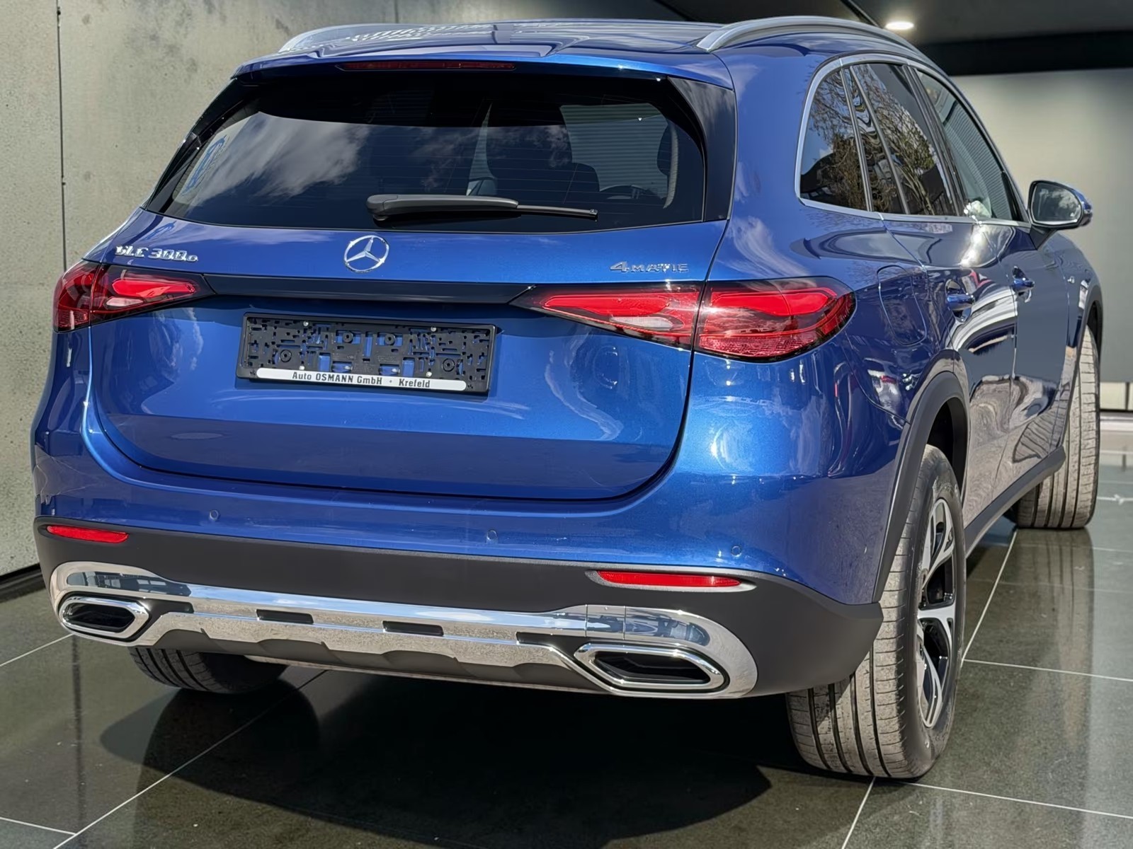 2025 Mercedes-Benz GLC 300e 4Matic - Image 4